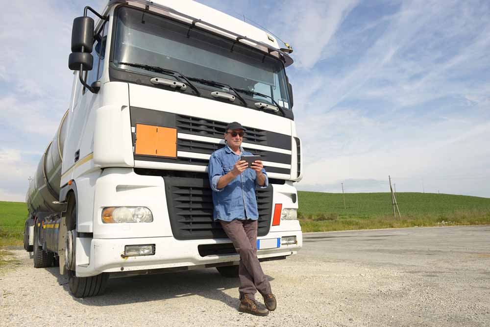 Élet az utakon: Hogyan boldoguljon kamionsofőrként?
